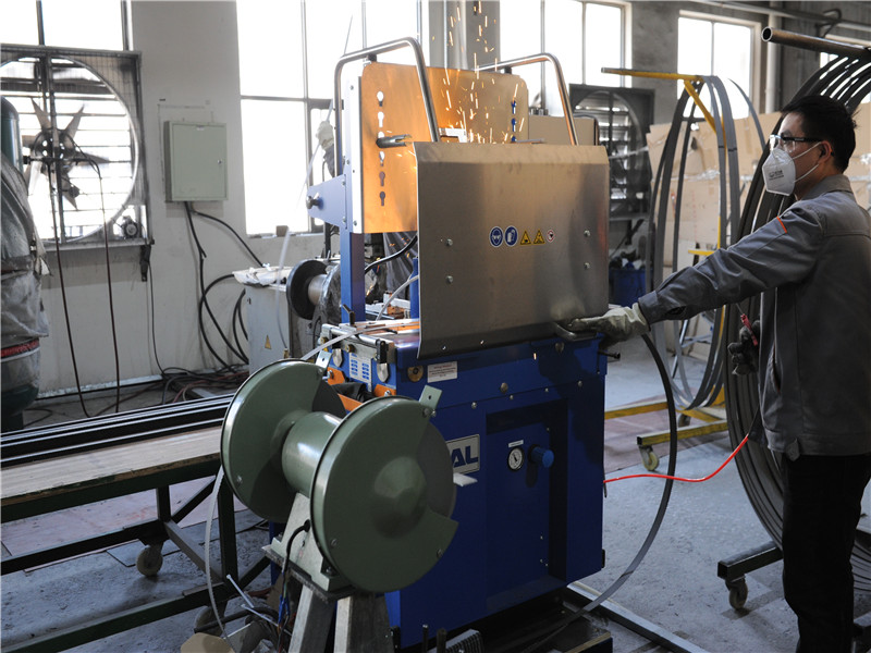 無錫鋸床生產廠家：碰到鋸床切割過程中材料切不正問題怎么辦？